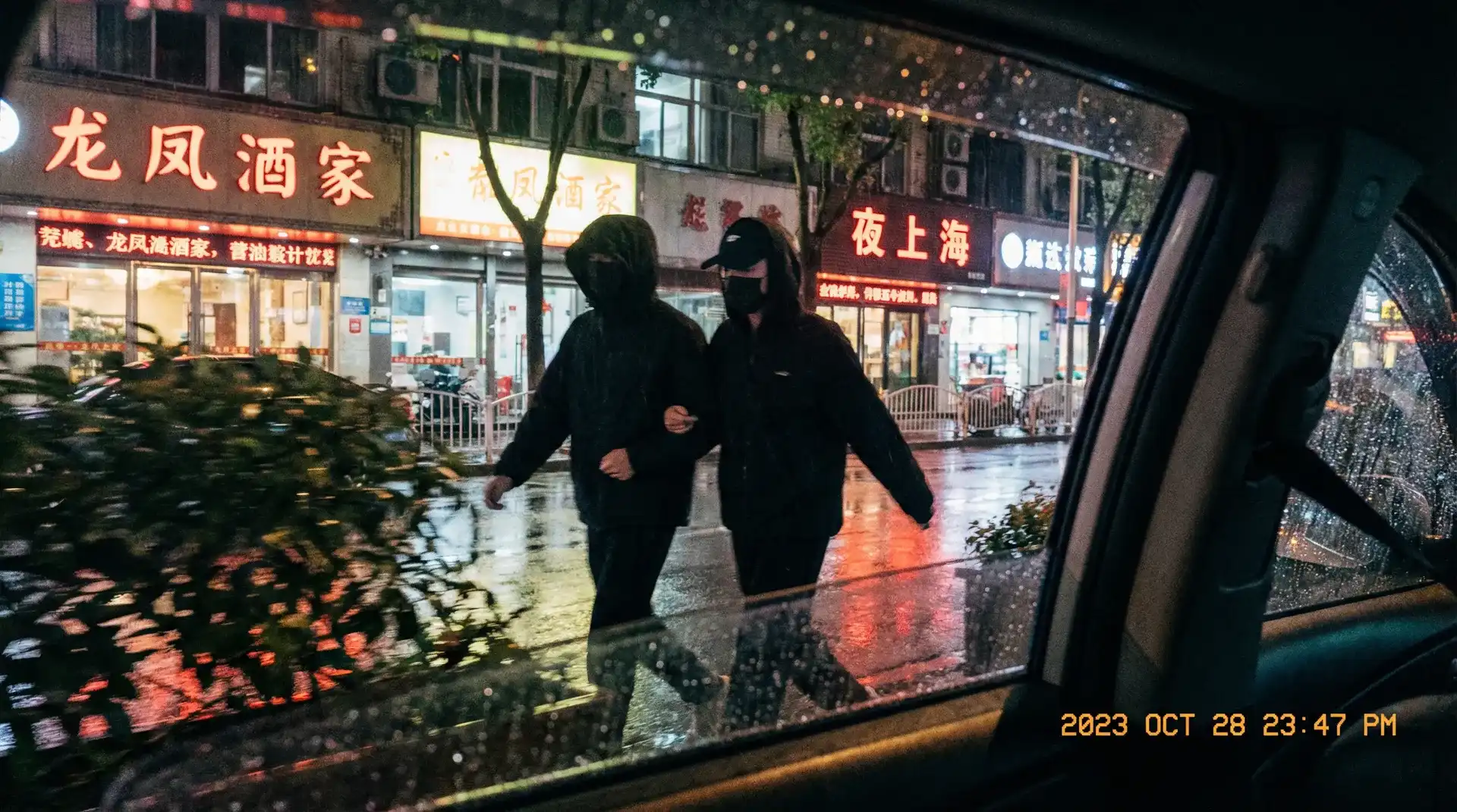 冠军体育app - 顶流明星深夜密会现场抓拍照片